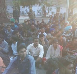 Lathiar in Delhi on Railway Apprentice | रेल्वे अॅप्रेंटिसवर दिल्लीत लाठीमार Lathiar in Delhi on Railway Apprentice | रेल्वे अॅप्रेंटिसवर दिल्लीत लाठीमार