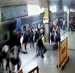 VIDEO: Pran survived a passenger who was rescued by Pune railway police | VIDEO : पुणे रेल्वे पोलिसांनी वाचवले पाहुण्या प्रवाशाचे प्राण VIDEO: Pran survived a passenger who was rescued by Pune railway police | VIDEO : पुणे रेल्वे पोलिसांनी वाचवले पाहुण्या प्रवाशाचे प्राण