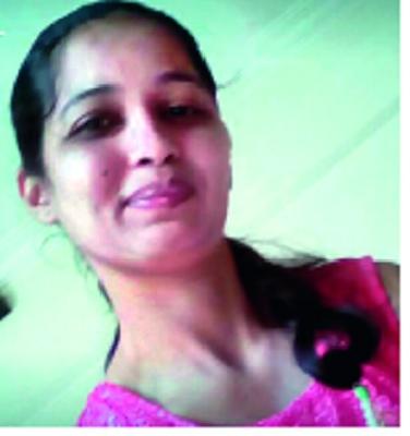 Marriage knife knife in front of the judge | न्यायाधीशांसमोर विवाहितेचा स्वत:च्या गळ्याला चाकू