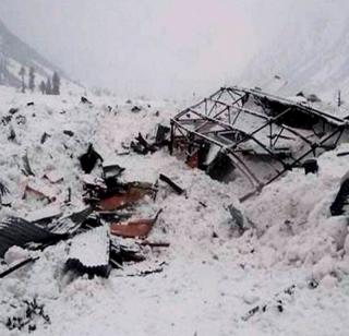 5 youths rescued from avalanche dead | हिमस्खलनातून सुटका केलेले ५ जवान मृत 5 youths rescued from avalanche dead | हिमस्खलनातून सुटका केलेले ५ जवान मृत