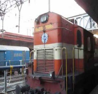 In Pune, near the Chinchwad near the railway track, the result of traffic | पुण्यात चिंचवडजवळ रेल्वे रुळाला तडे, वाहतुकीवर परिणाम In Pune, near the Chinchwad near the railway track, the result of traffic | पुण्यात चिंचवडजवळ रेल्वे रुळाला तडे, वाहतुकीवर परिणाम