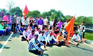 Flywheel movement on white railroad | पांढुर्लीरोडवर चक्का जाम आंदोलन