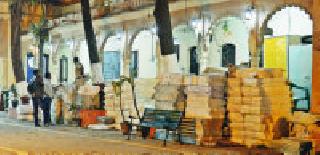 The stock of 68 lakh 'pirated' books seized | ६८ लाखांच्या ‘पायरेटेड’ पुस्तकांचा साठा जप्त The stock of 68 lakh 'pirated' books seized | ६८ लाखांच्या ‘पायरेटेड’ पुस्तकांचा साठा जप्त