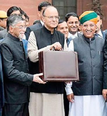 Opponents criticize opponents on budget | अर्थसंकल्पावर विरोधकांची टीकेची झोड