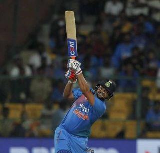 Raina sent him to a hospital | रैनाच्या सिक्सरने त्याला पाठवले रुग्णालयात Raina sent him to a hospital | रैनाच्या सिक्सरने त्याला पाठवले रुग्णालयात