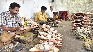 Kolhapuri sandal will get boosted | कोल्हापुरी चप्पलला चालना मिळणार Kolhapuri sandal will get boosted | कोल्हापुरी चप्पलला चालना मिळणार