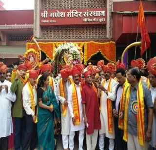 The beginning of Dombivliya Glandadmin with unprecedented enthusiasm | अपूर्व उत्साहात डोंबिवलीत ग्रंथदिंडीला सुरूवात The beginning of Dombivliya Glandadmin with unprecedented enthusiasm | अपूर्व उत्साहात डोंबिवलीत ग्रंथदिंडीला सुरूवात
