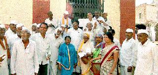 Locked to the District Bank | जिल्हा बँकेला ठोकले कुलूप Locked to the District Bank | जिल्हा बँकेला ठोकले कुलूप