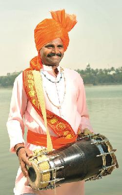 Kolhapur Devdasi will become the son of 'Dholki Samrat of Maharashtra'? | कोल्हापूरच्या देवदासीचा मुलगा बनणार ‘महाराष्ट्राचा ढोलकीसम्राट’ ? Kolhapur Devdasi will become the son of 'Dholki Samrat of Maharashtra'? | कोल्हापूरच्या देवदासीचा मुलगा बनणार ‘महाराष्ट्राचा ढोलकीसम्राट’ ?