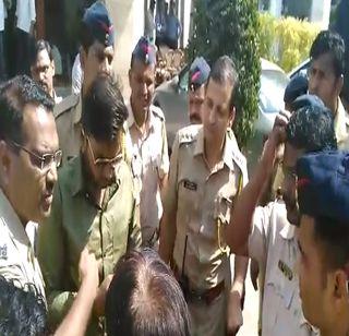 VIDEO: Shot of Shiv Sena in Nashik | VIDEO : नाशिकमध्ये तिकीट वाटपावरुन शिवसेनेच्या 2 गटात हाणामारी VIDEO: Shot of Shiv Sena in Nashik | VIDEO : नाशिकमध्ये तिकीट वाटपावरुन शिवसेनेच्या 2 गटात हाणामारी