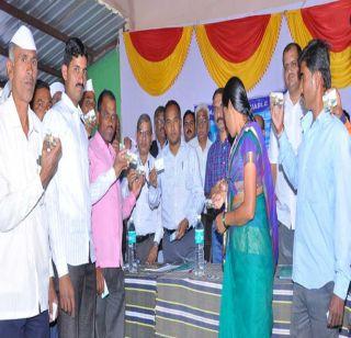 The first cashless village in Chapadgaon Nashik | चापडगाव नाशिकमधील पहिले कॅशलेस गाव The first cashless village in Chapadgaon Nashik | चापडगाव नाशिकमधील पहिले कॅशलेस गाव