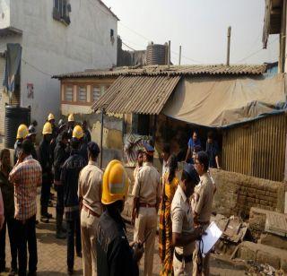 Three killed in mausoleum slab in Mankhurd | मानखुर्दमध्ये शौचालयाचा स्लॅब कोसळून तिघांचा मृत्यू Three killed in mausoleum slab in Mankhurd | मानखुर्दमध्ये शौचालयाचा स्लॅब कोसळून तिघांचा मृत्यू