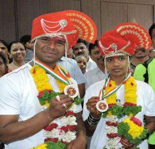They ran out of the run and got married | पळत पळत त्यांनी बांधली लग्नाची गाठ They ran out of the run and got married | पळत पळत त्यांनी बांधली लग्नाची गाठ