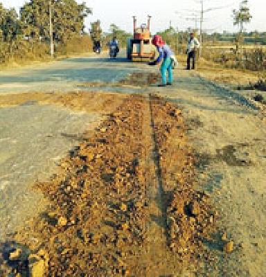 Paveboards on the tar road: | डांबरी रस्त्यावरील खड्ड्यांना मुरूमाचा आधार :