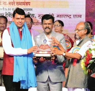 Government does not support the writers: Chief Minister confesses | सरकार लेखकांच्या पाठीशी उभे राहत नाही : मुख्यमंत्र्यांची कबुली Government does not support the writers: Chief Minister confesses | सरकार लेखकांच्या पाठीशी उभे राहत नाही : मुख्यमंत्र्यांची कबुली