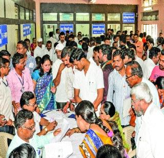 Runway to fill the application form | उमेदवारीअर्ज भरण्यासाठी धावपळ Runway to fill the application form | उमेदवारीअर्ज भरण्यासाठी धावपळ