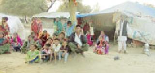 Journey of the Kuda walls and the journey of life to the tadpreet | कुडाच्या भिंती अन् ताडपत्रीच्या छतात जीवन प्रवास Journey of the Kuda walls and the journey of life to the tadpreet | कुडाच्या भिंती अन् ताडपत्रीच्या छतात जीवन प्रवास