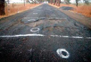 An increase in the accident on the Valgaon-Chandur Bazaar road | वलगाव-चांदूरबाजार मार्गावर अपघातात वाढ An increase in the accident on the Valgaon-Chandur Bazaar road | वलगाव-चांदूरबाजार मार्गावर अपघातात वाढ