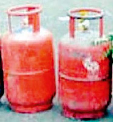 Use of domestic gas in hotel | हॉटेलमध्ये घरगुती गॅसचा वापर Use of domestic gas in hotel | हॉटेलमध्ये घरगुती गॅसचा वापर