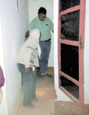 'Jeebandi' to those who go to the open | उघड्यावर जाणाऱ्यांना केले 'जायबंदी'