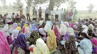 Message from 'Godri Mukti' at the work of pandan road | पांदण रस्त्याच्या कामावर ‘गोदरीमुक्ती’चा संदेश Message from 'Godri Mukti' at the work of pandan road | पांदण रस्त्याच्या कामावर ‘गोदरीमुक्ती’चा संदेश