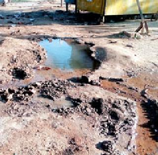 Due to water cut, millions of liters of water will be wasted | जलवाहिनी फुटल्याने लाखो लिटर पाणी वाया Due to water cut, millions of liters of water will be wasted | जलवाहिनी फुटल्याने लाखो लिटर पाणी वाया