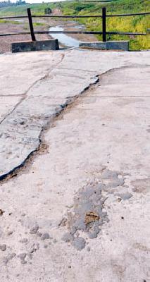 Sawafin refused bus traffic due to a damaged bridge | क्षतिग्रस्त पुलामुळे साबांविने बस वाहतूक नाकारली