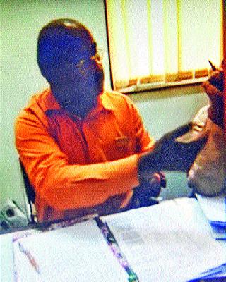 Censorship charges against defensive roles | बचावात्मक भूमिकेतून सेनेवर आरोप