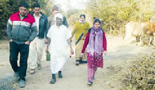 Many people throw away 'Lote' | पथकाला बघताच अनेकांनी फेकले ‘लोटे’ Many people throw away 'Lote' | पथकाला बघताच अनेकांनी फेकले ‘लोटे’