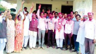 Congress-Raksha flag on the market committee | बाजार समितीवर काँग्रेस-राकाँचा झेंडा Congress-Raksha flag on the market committee | बाजार समितीवर काँग्रेस-राकाँचा झेंडा