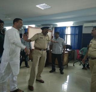 Congress and BJP workers joined | काँग्रेस आणि भाजपाचे कार्यकर्ते भिडले Congress and BJP workers joined | काँग्रेस आणि भाजपाचे कार्यकर्ते भिडले