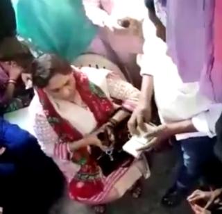 VIDEO-Violence of allot money for Samajwadi Party candidate in Govandit Viral | VIDEO- गोवंडीत समाजवादी पार्टीच्या उमेदवाराची पैसे वाटपाची क्लिप व्हायरल