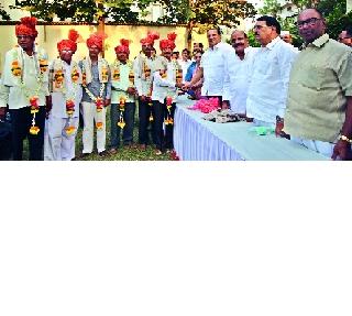 Farmers' demand to pay Rs 212 crores with ineligible debt waiver | अपात्र कर्जमाफीचे व्याजासह २१२ कोटी देण्याची शेतकऱ्यांची मागणी Farmers' demand to pay Rs 212 crores with ineligible debt waiver | अपात्र कर्जमाफीचे व्याजासह २१२ कोटी देण्याची शेतकऱ्यांची मागणी