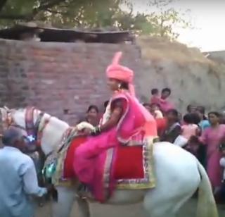 VIDEO - Like the bride, Navari's wedding procession | VIDEO- नवरदेवाप्रमाणेच नवरीची वरात मिरवणूक