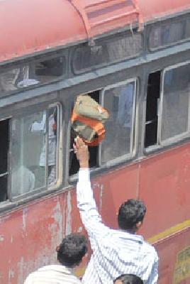 A bus reservation is done by duplication | दुप्पट्टा टाकून केले जाते बसमध्ये आरक्षण A bus reservation is done by duplication | दुप्पट्टा टाकून केले जाते बसमध्ये आरक्षण