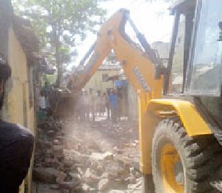 The encroachment was removed from the Durga | दर्ग्यासमोरील अतिक्रमण हटविले The encroachment was removed from the Durga | दर्ग्यासमोरील अतिक्रमण हटविले