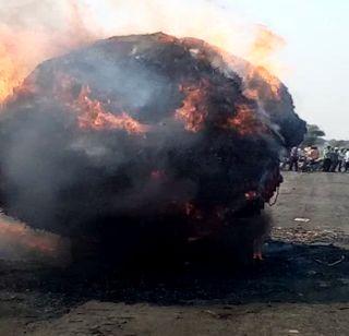 VIDEO: A sudden stomach taken by a running tractor, 350 padded gourdish ashes | VIDEO : धावत्या ट्रॅक्टरने घेतला अचानक पेट, 350 पेंढी कडब्याची राख