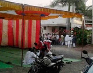 Father's return to his son before returning! | मुलाची वरात परतण्यापूर्वीच पित्याचा ईहत्याग! Father's return to his son before returning! | मुलाची वरात परतण्यापूर्वीच पित्याचा ईहत्याग!