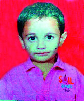 Chimudra's death by falling into the schoolyard | स्कूलव्हॅनमधून पडून चिमुरड्याचा मृत्यू