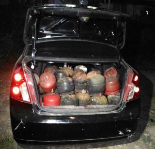 Gas cylinder blasts: Three | गॅस सिलिंडर स्फोटात तिघे गंभीर