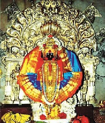 Ambabai idol on the idol ... | अंबाबाई मूर्तीवरील नागचिन्हावर अळीमिळी... Ambabai idol on the idol ... | अंबाबाई मूर्तीवरील नागचिन्हावर अळीमिळी...