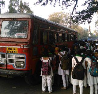 VIDEO: Students are put to death in Nashik and students are required to travel | VIDEO: नाशकात जीव धोक्यात घालून विद्यार्थ्यांना करावा लागतोय प्रवास