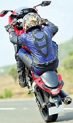 Minor biker casualties | अल्पवयीन दुचाकीस्वारांचा धुमाकूळ Minor biker casualties | अल्पवयीन दुचाकीस्वारांचा धुमाकूळ