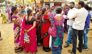 Savings groups hit women's tehsil | बचत गट महिलांची तहसीलवर धडक Savings groups hit women's tehsil | बचत गट महिलांची तहसीलवर धडक