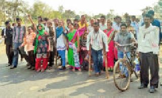 Sloganeering anti-Divan administration | दिव्यांगांची प्रशासन विरोधी नारेबाजी Sloganeering anti-Divan administration | दिव्यांगांची प्रशासन विरोधी नारेबाजी