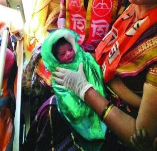 The baby gave birth to the baby | भररस्त्यात दिला बाळाला जन्म The baby gave birth to the baby | भररस्त्यात दिला बाळाला जन्म