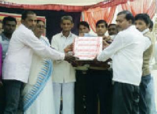 Return of the educational utility by visiting the projector | प्रोजेक्टर भेट देऊन शैक्षणिक उपकाराची परतफेड