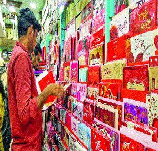 The market for decorated 'Valentine's Day' | ‘व्हॅलेंटाईन डे’निमित्त सजल्या बाजारपेठा