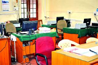 Shukushkat in the office of the Collector | जिल्हाधिकारी कार्यालयात शुकशुकाट Shukushkat in the office of the Collector | जिल्हाधिकारी कार्यालयात शुकशुकाट