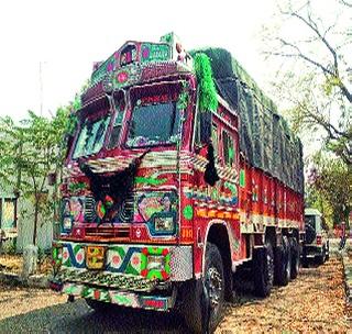 Three injured in truck crash | ट्रकच्या धडकेत तीन जखमी